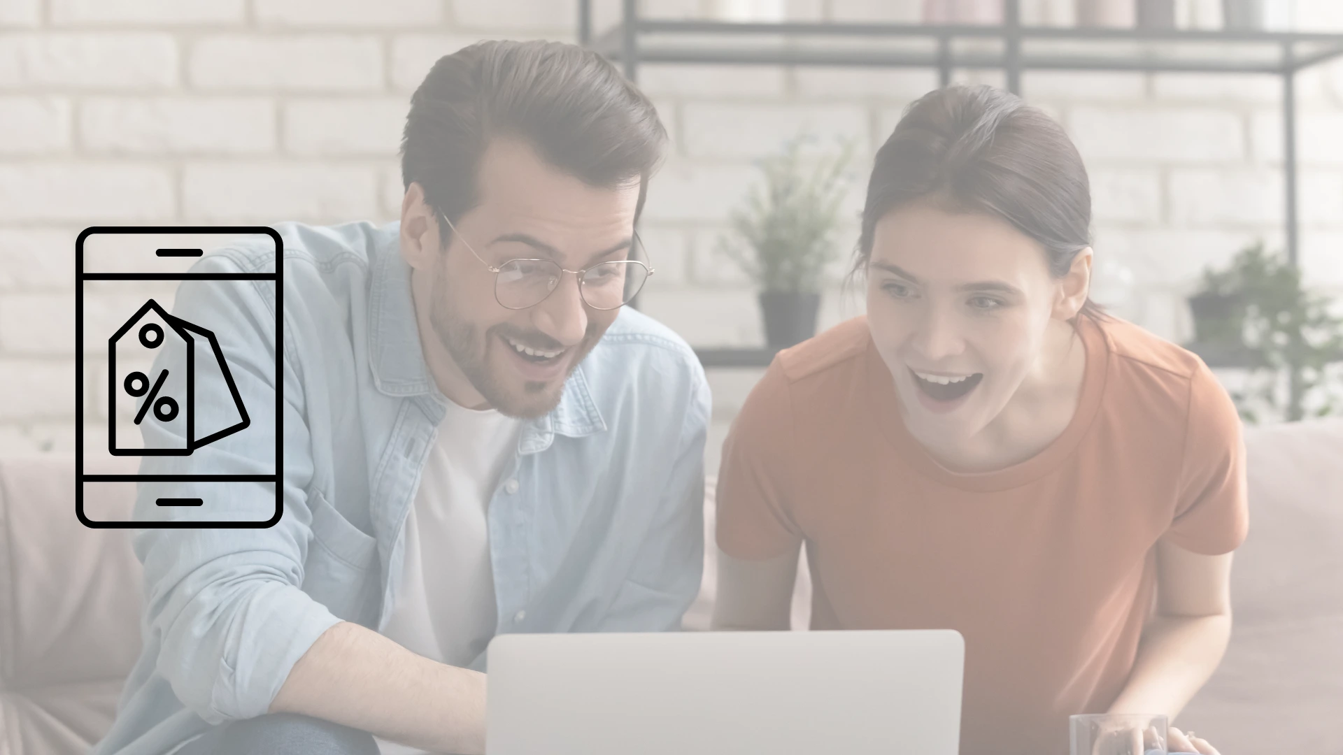 Hombre y mujer sentados en una sala utilizando lapto sonriendo y sorprendidos