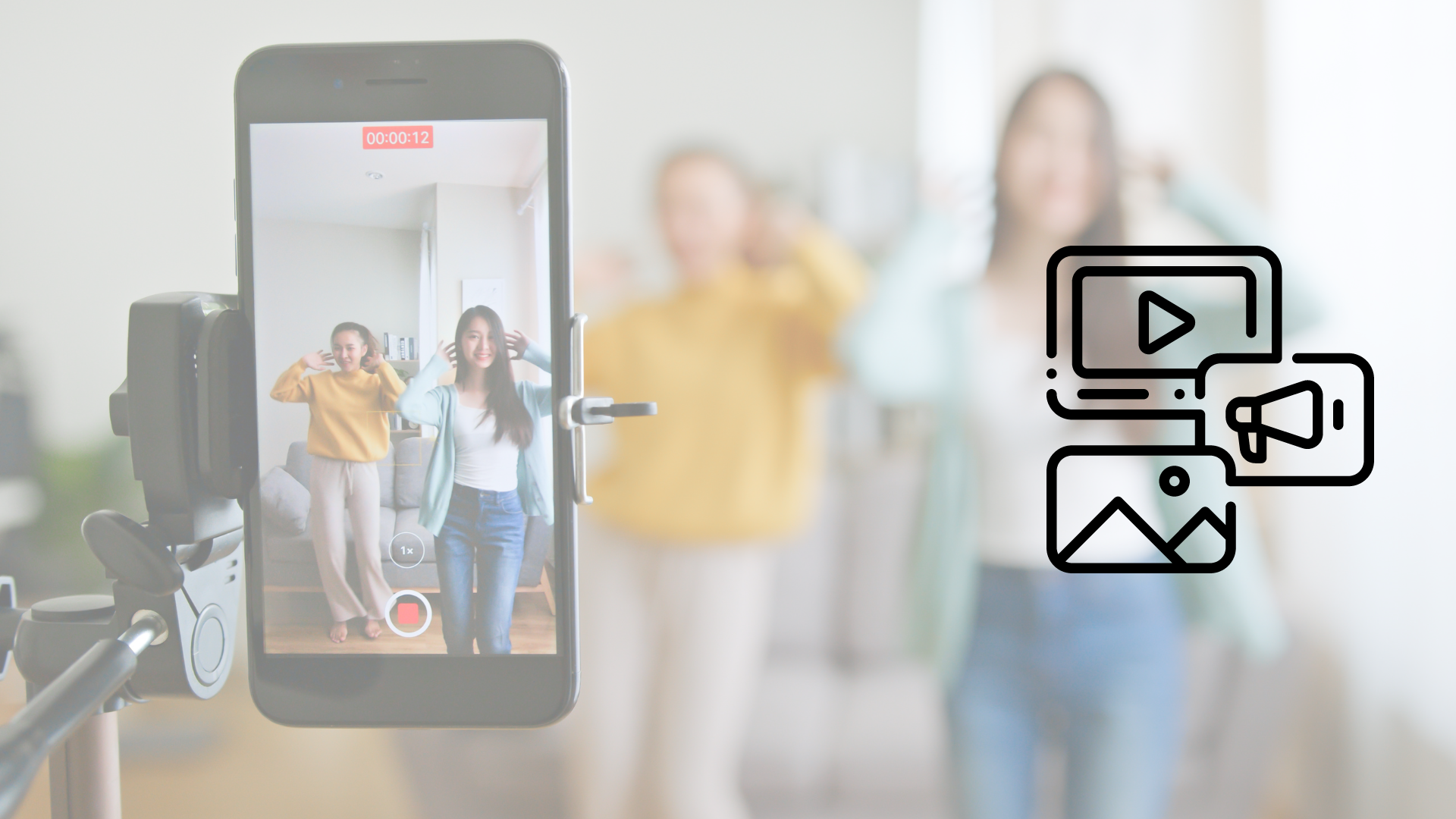 Mujeres jovenes bailando frente a smartphone grabando un video