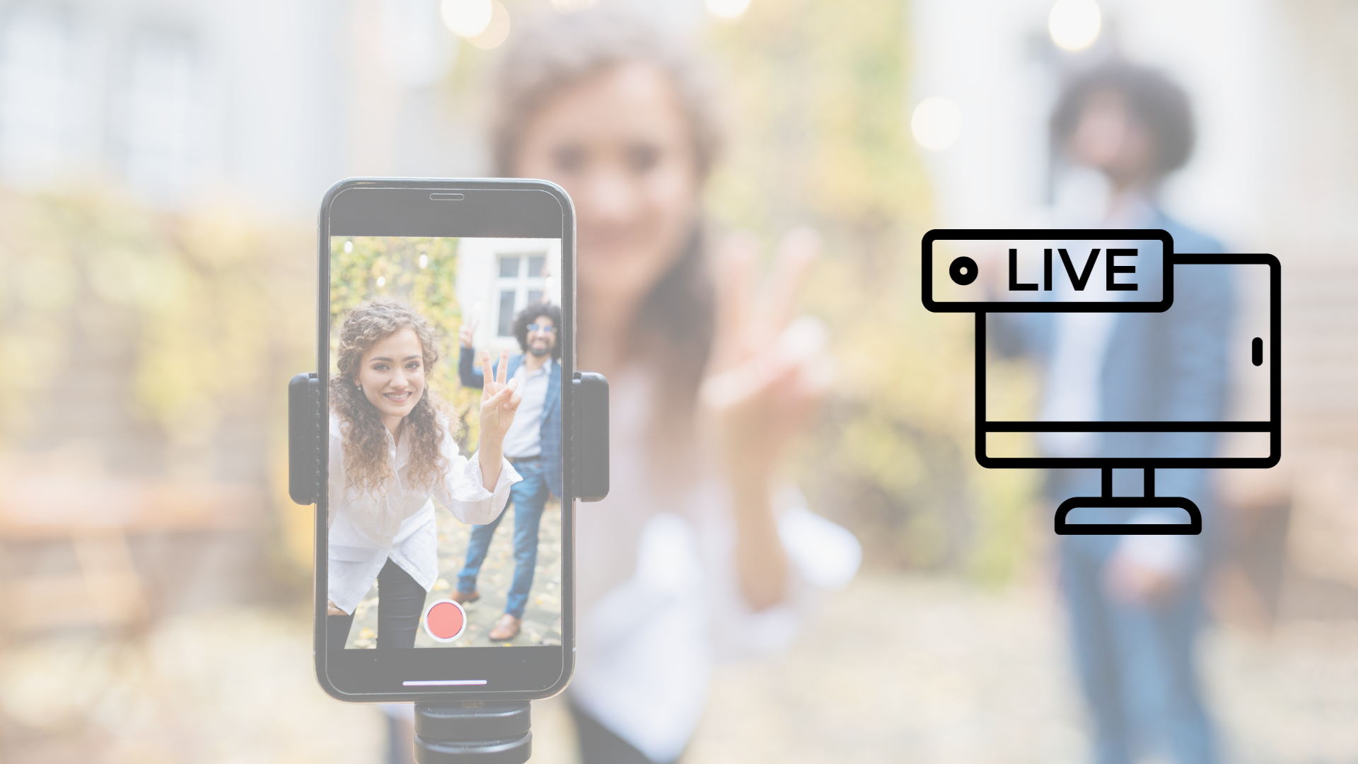 Jóvenes sonrientes bailando y saludando a un smarthpone que los está grabando en la interperie