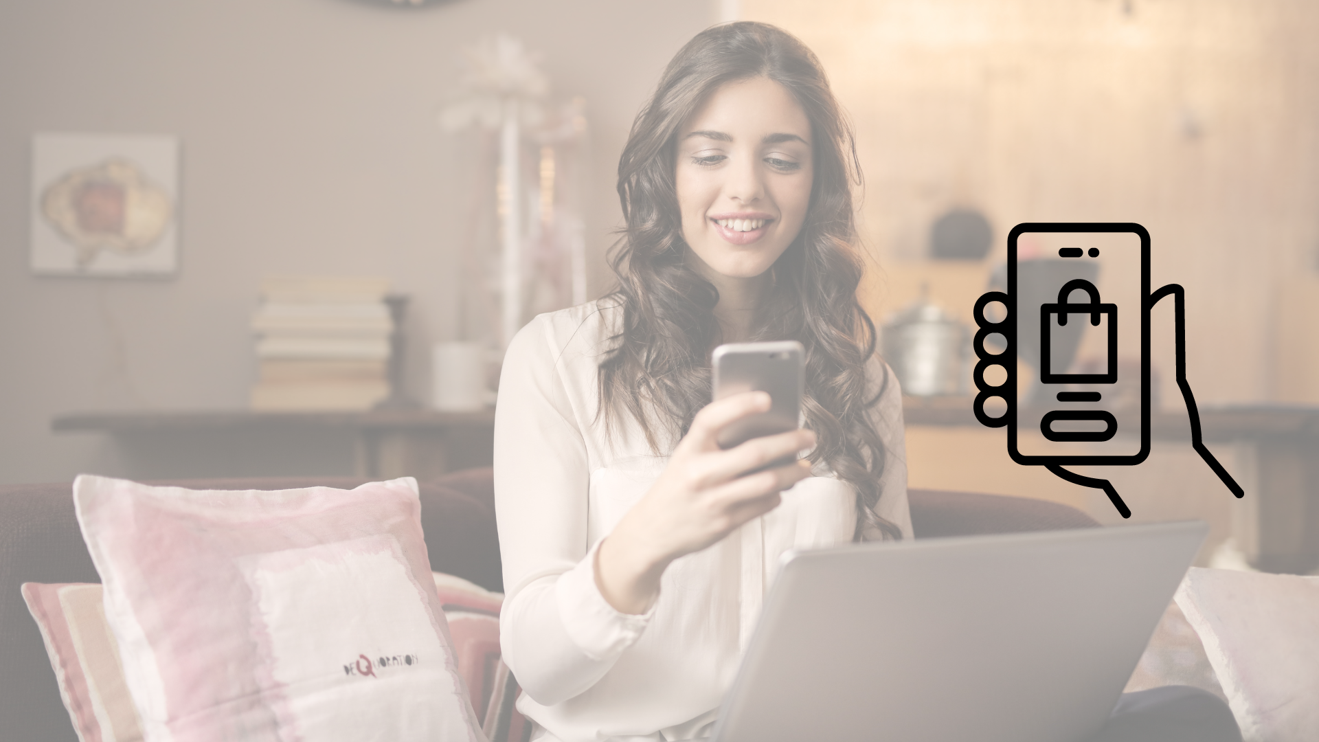 Mujer joven caucasica viendo su smartphone en una sala casual con luz tenue