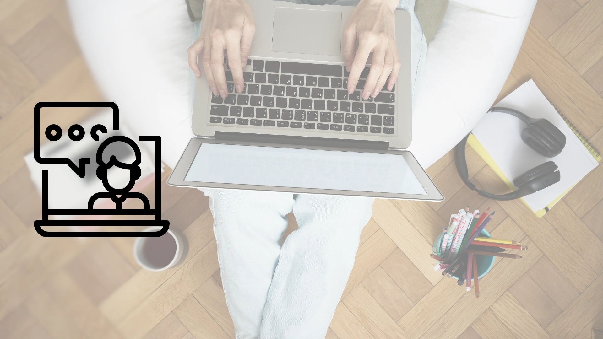 Mujer con vestimenta formal con laptop en sus piernas sentada en un sillón cómodo blanco