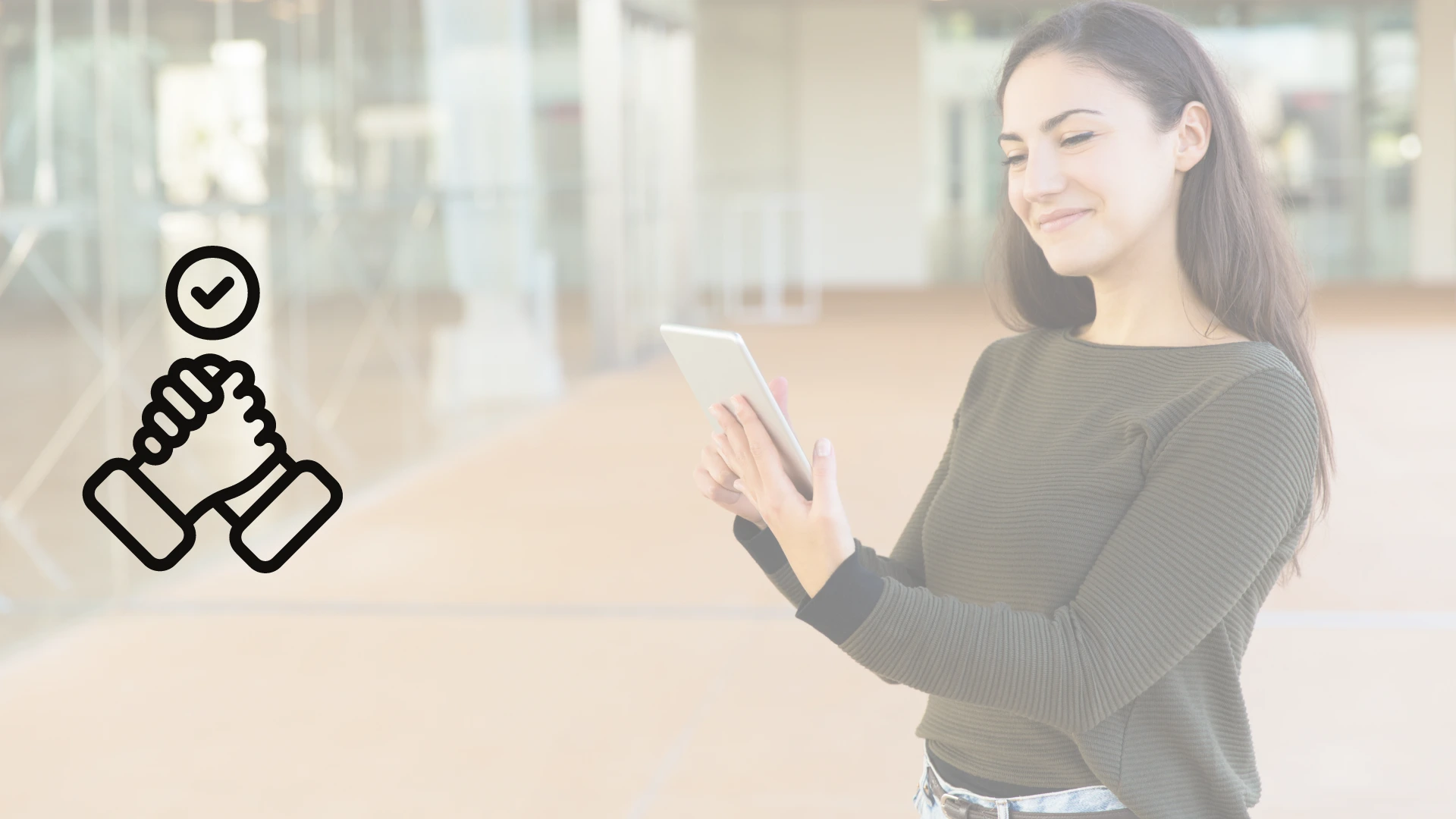 Mujer latina sonriente en oficina con vestimenta casual viendo fijamente una tablet