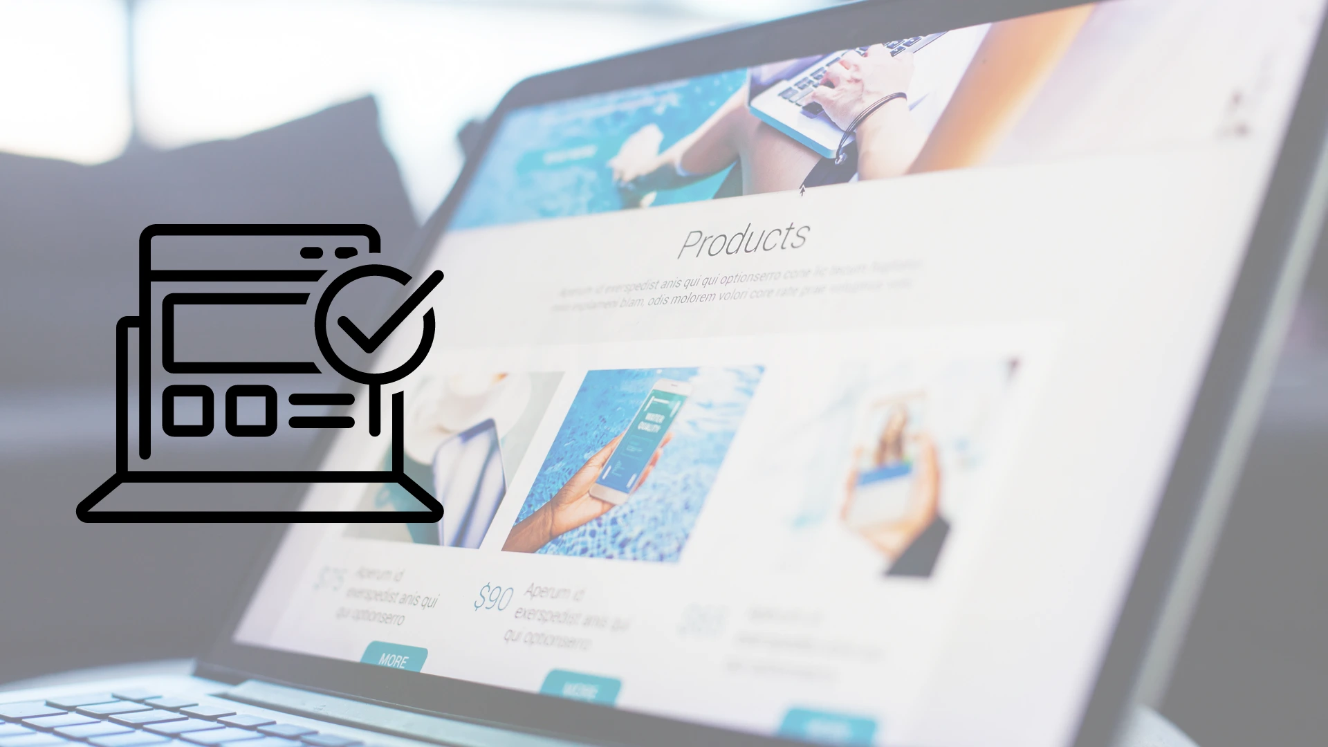 Laptop en escritorio con tienda en linea en su pantalla