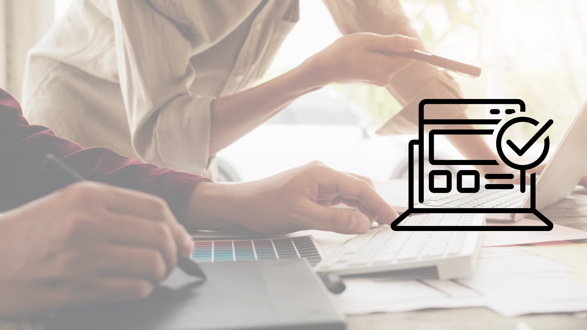 Jovenes con vestimenta formal trabajando en laptop en oficina