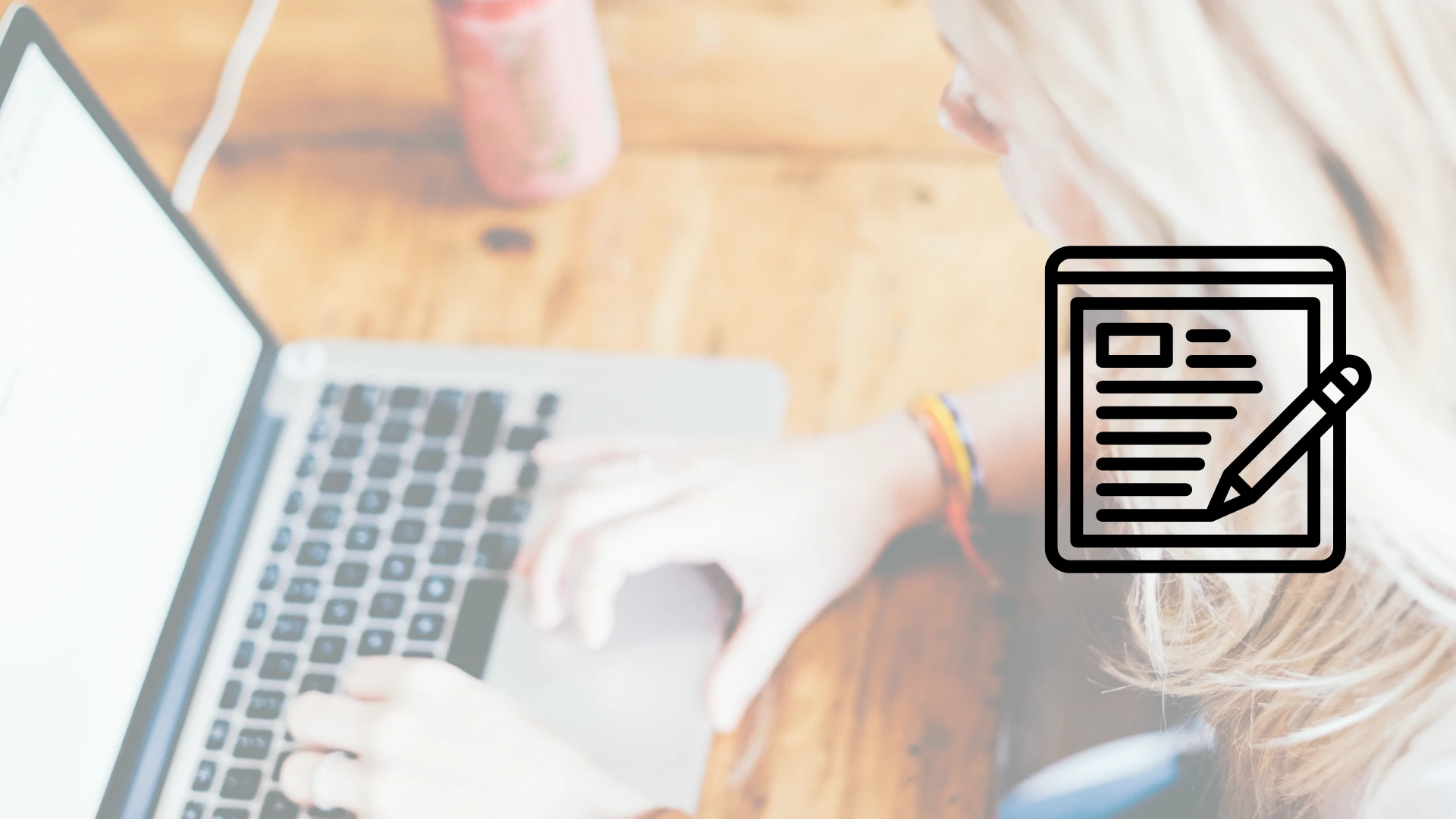 Mujer caucasica con vestimenta informal utilizando laptoo en escrotior de madera