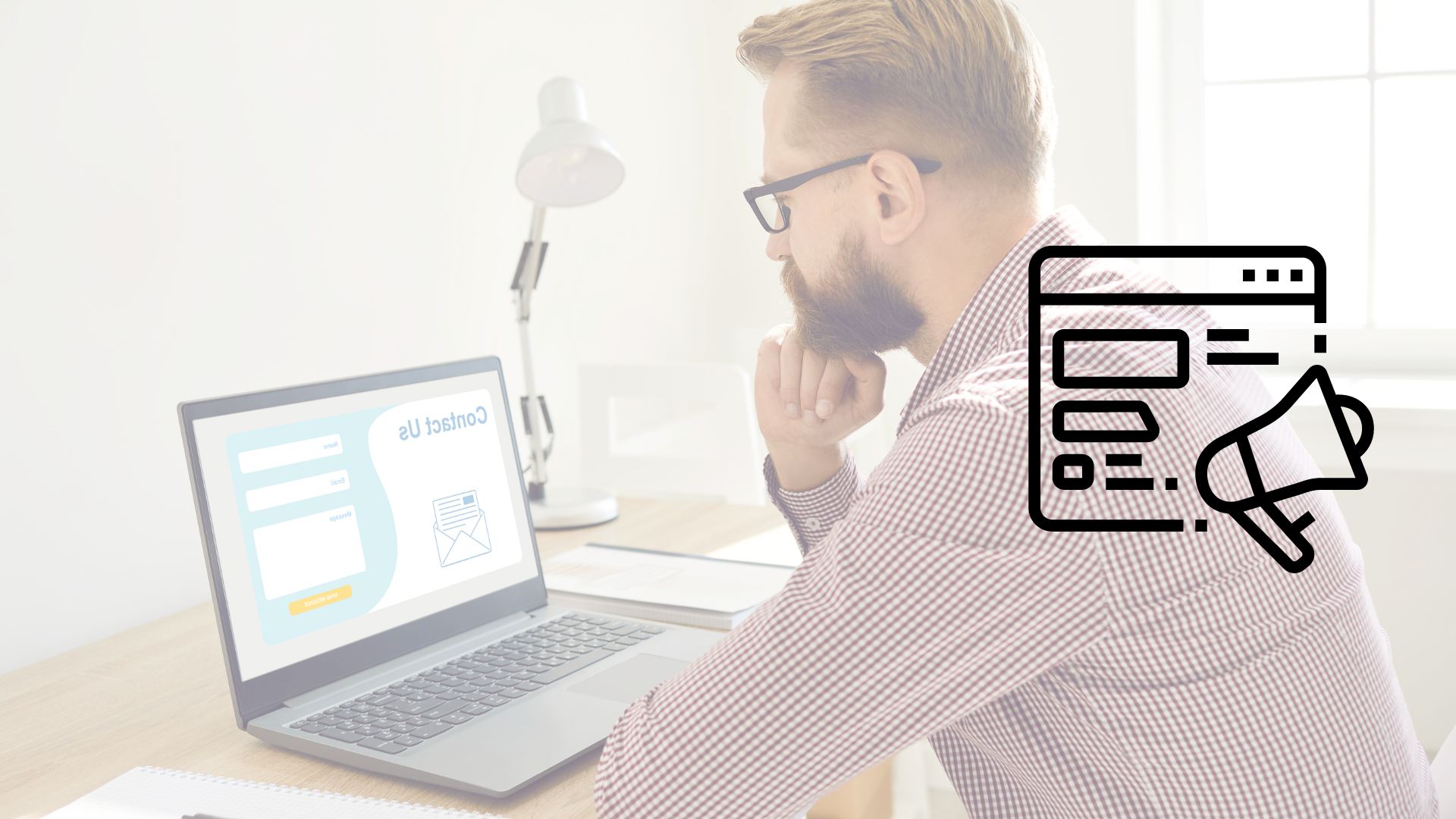 hombre-observando-landing-page-en-computadora