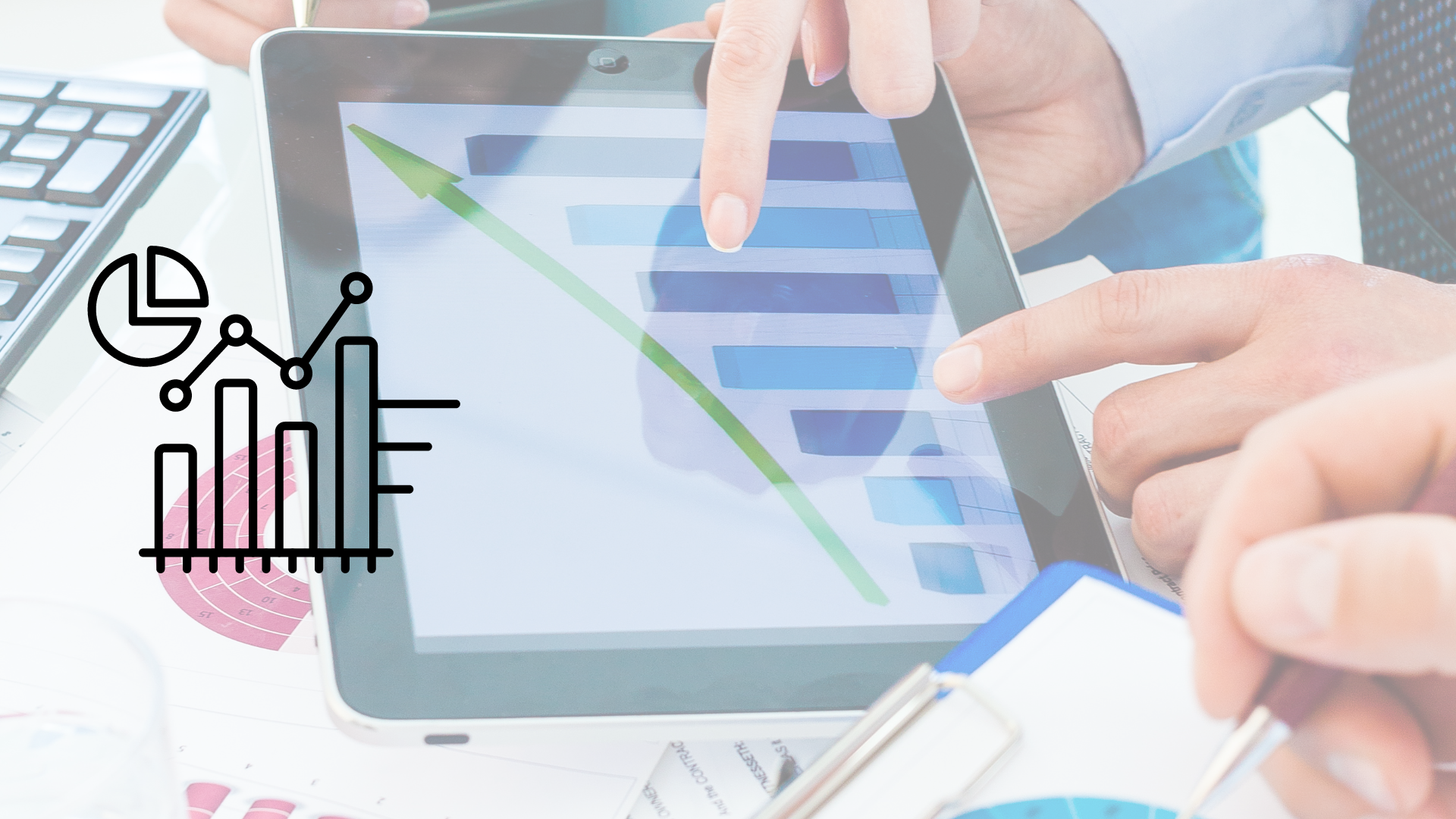 hombre-interactuando-con-grafica-en-tablet