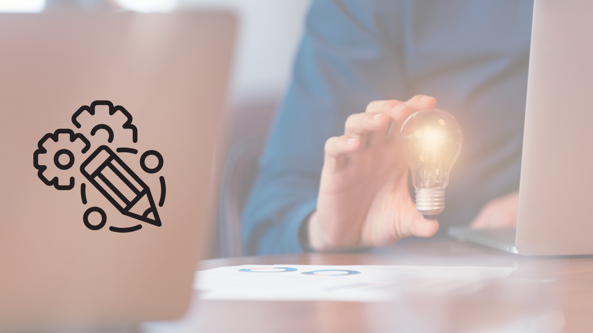 persona en oficina con foco en la mano