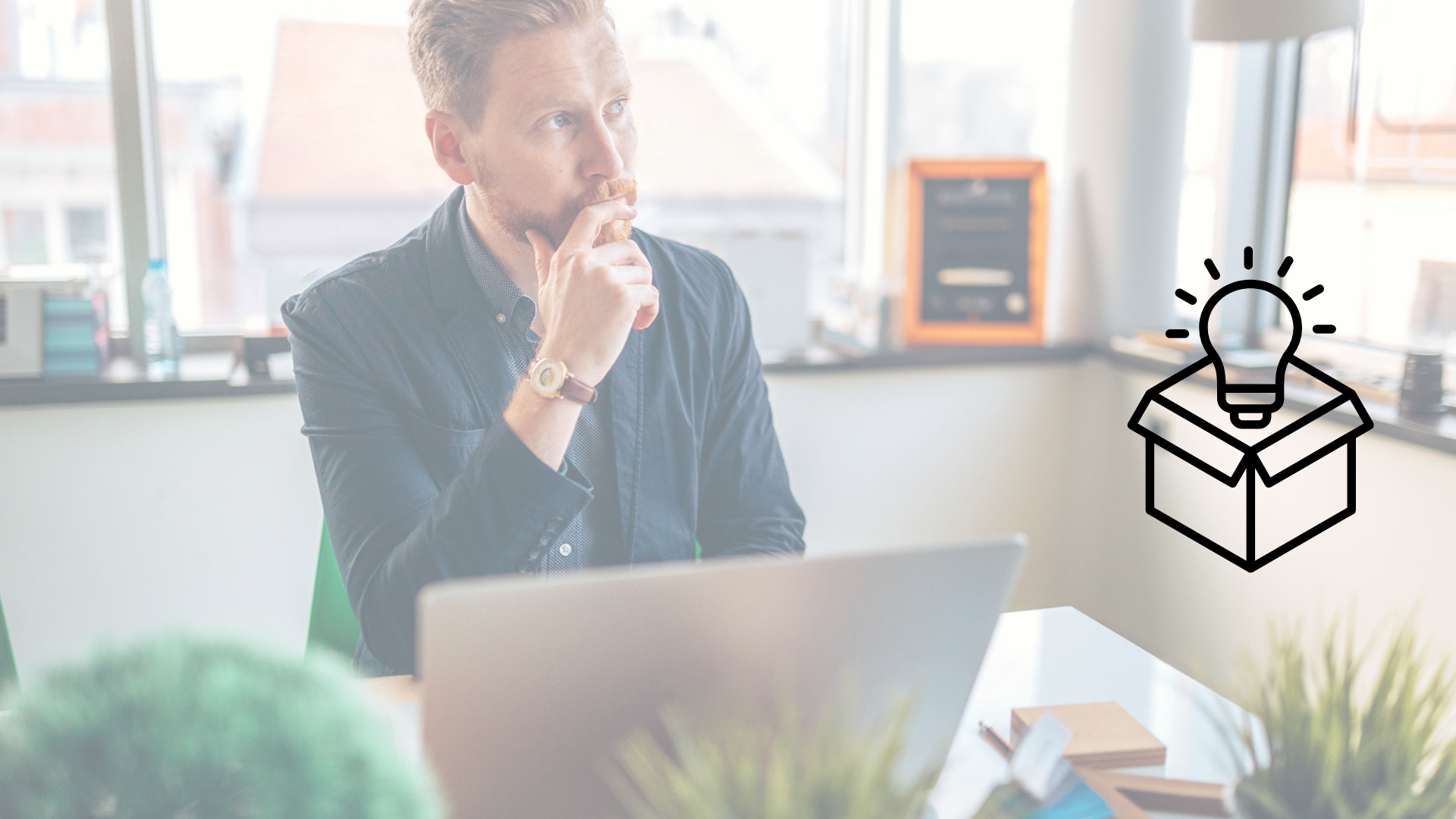 Persona pensando en oficina frente a laptop