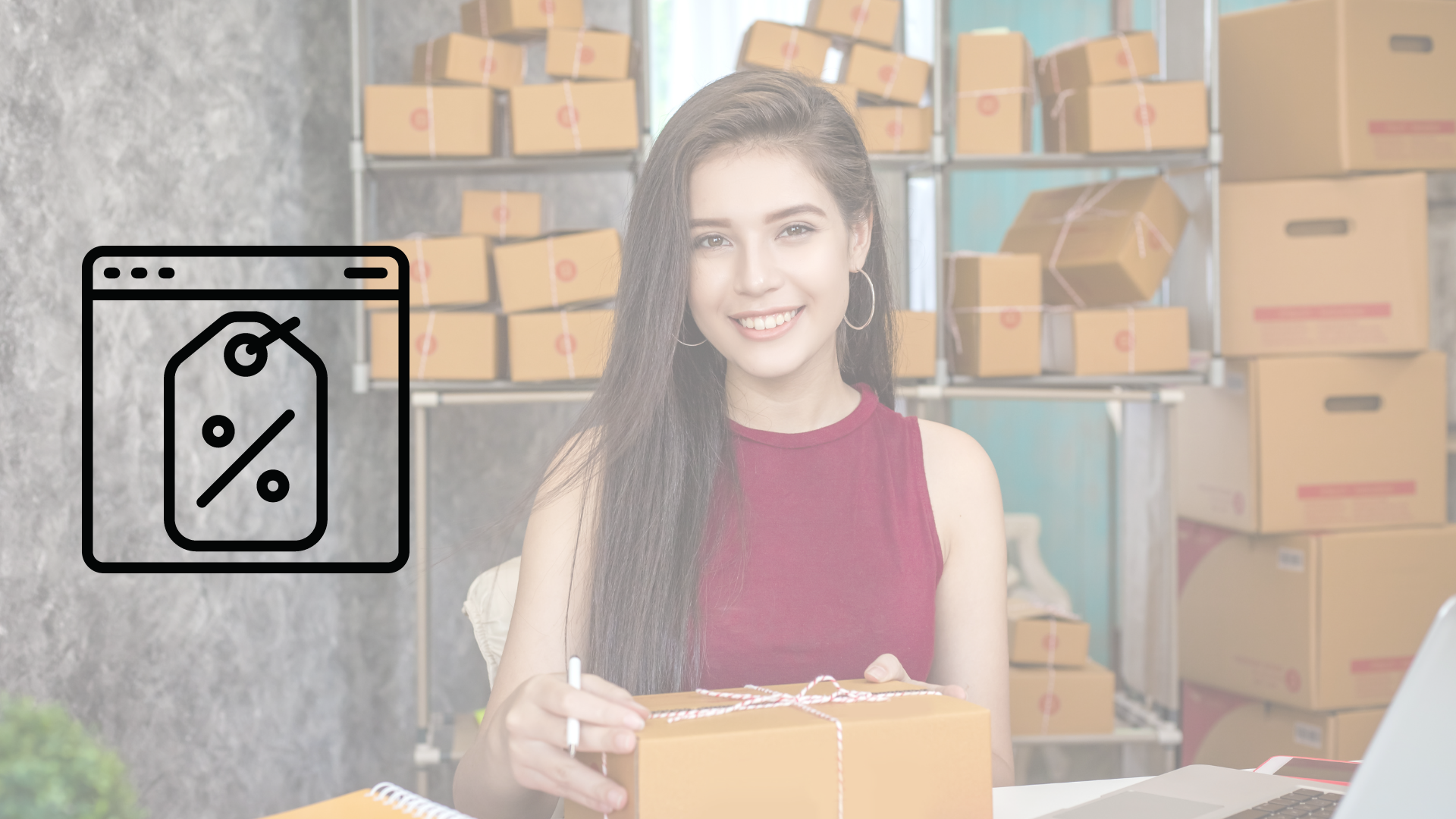 Mujer emprendedora sonriendo con un envío de producto