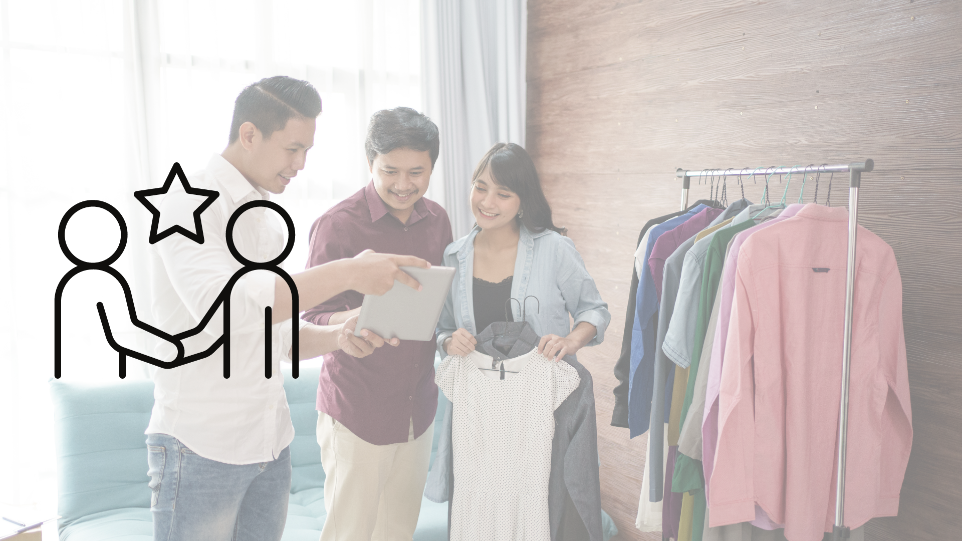 Dueños de negocio de ropa hablando con cliente y sosteniendo una tablet