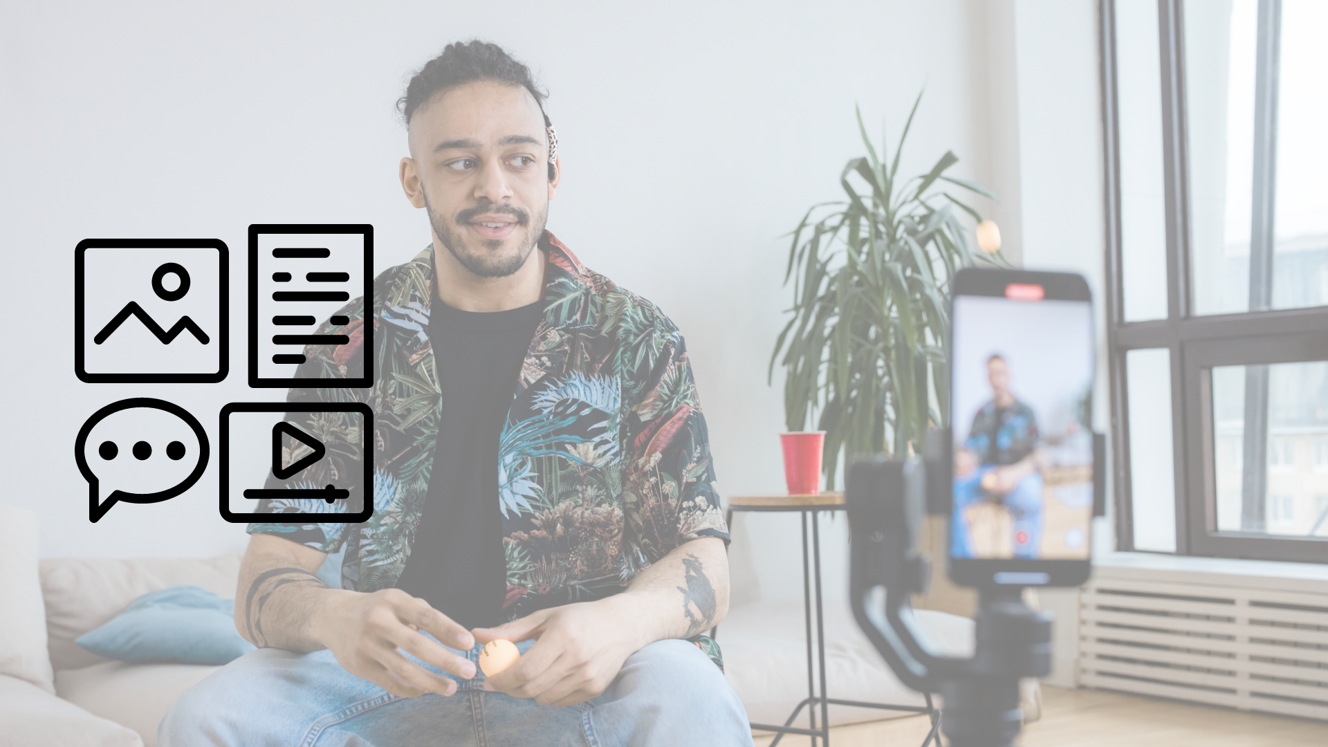 Hombre grabando un reel con smartphone