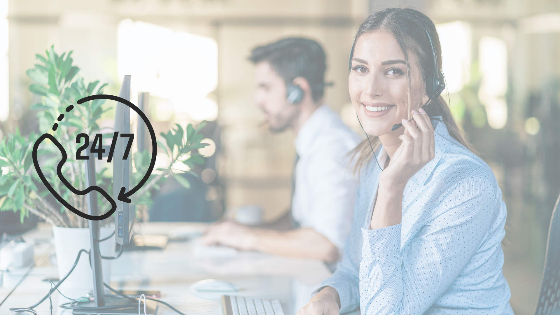 Mujer caucasica en oficina frente a computadora ocn diadema de callcenter