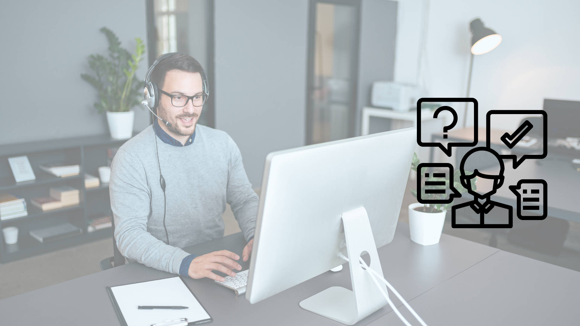 Hombre caucasico en oficina frente a computadora con diadema de call center