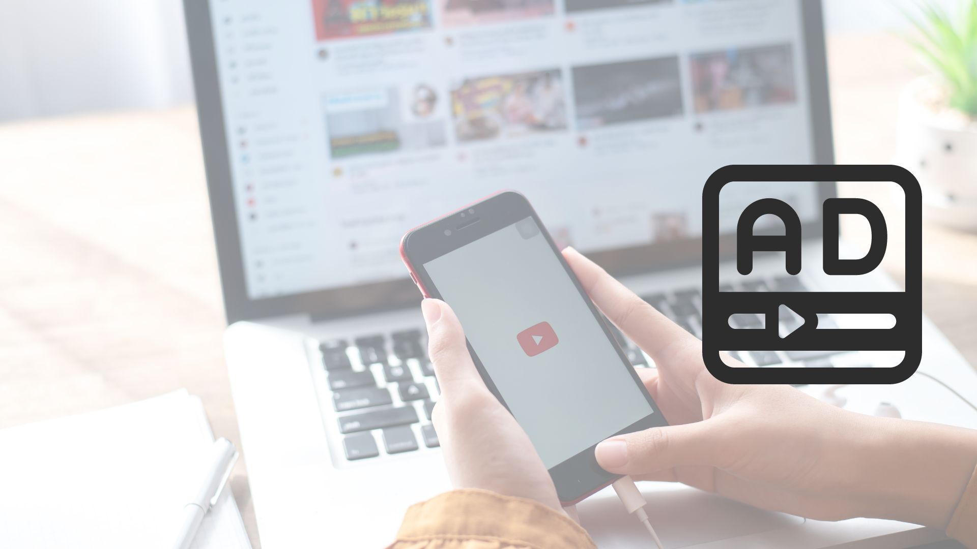 Laptop y smartphone con pagina de youtube