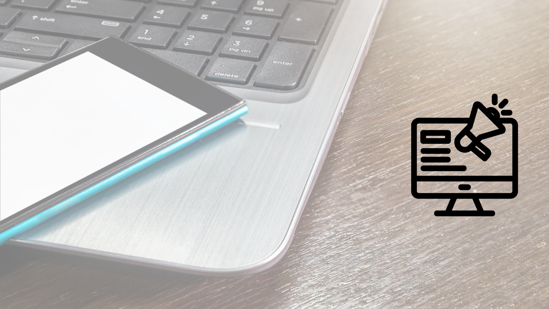 Teclado y smartphone en un escritorio