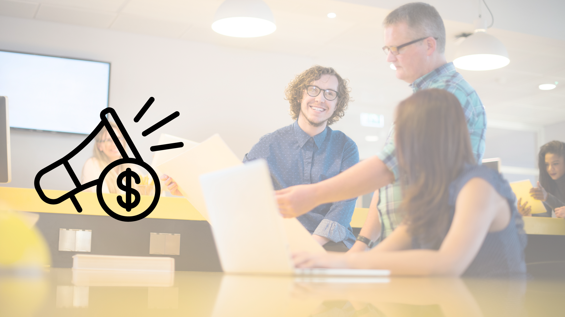 Hombres y mujeres caucasicos platicando en una oficina