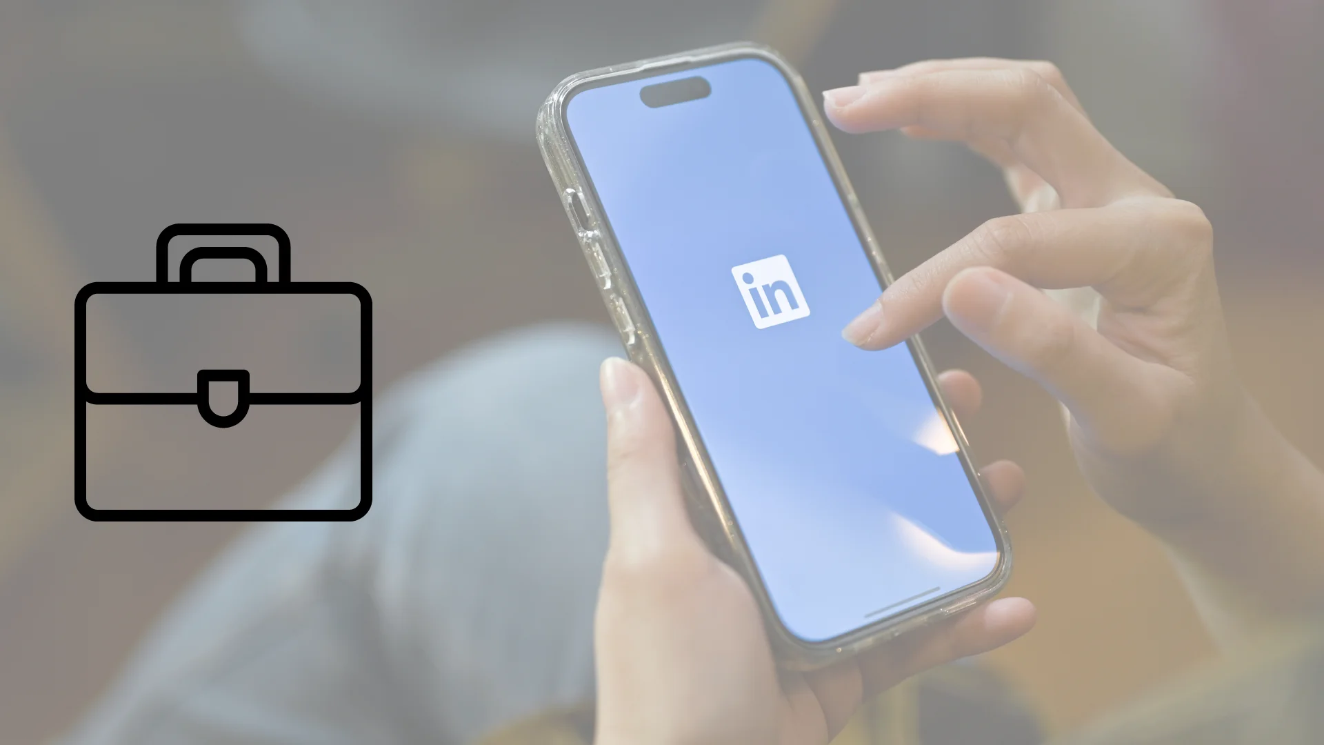 Persona con smartphone usando aplicacion de Linkedin