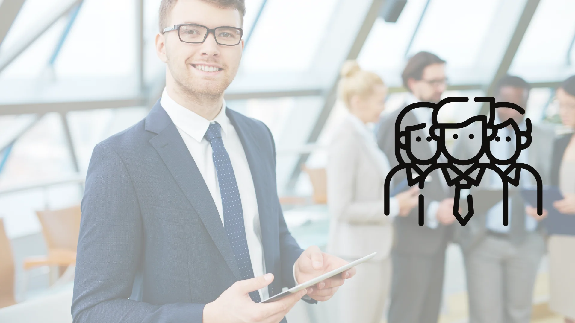 Hombre caucasico formal mirando hacia el frente sosteniendo una tablet