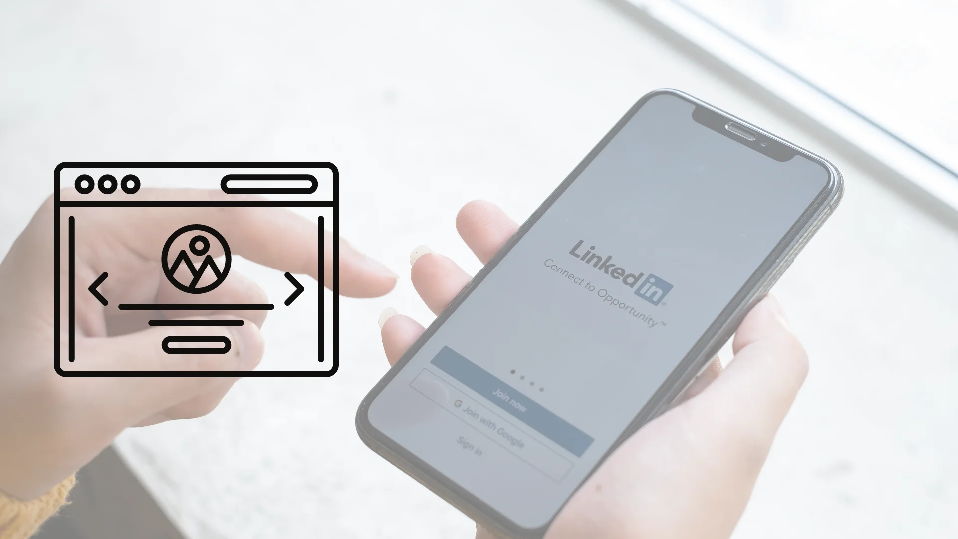 Persona sosteniendo un smartphone con la aplicacion de linkedin abierta