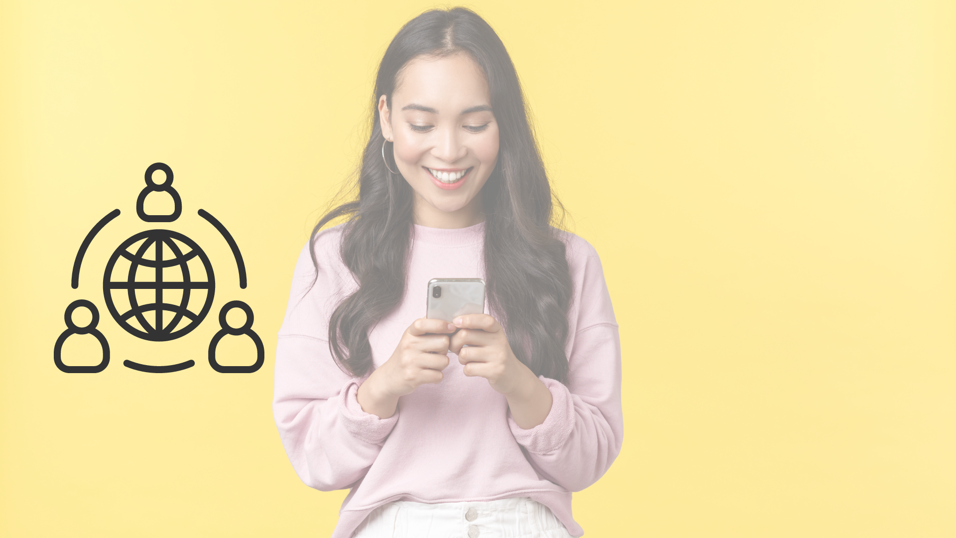 Mujer asiatica utilizando smartphone sonriendo