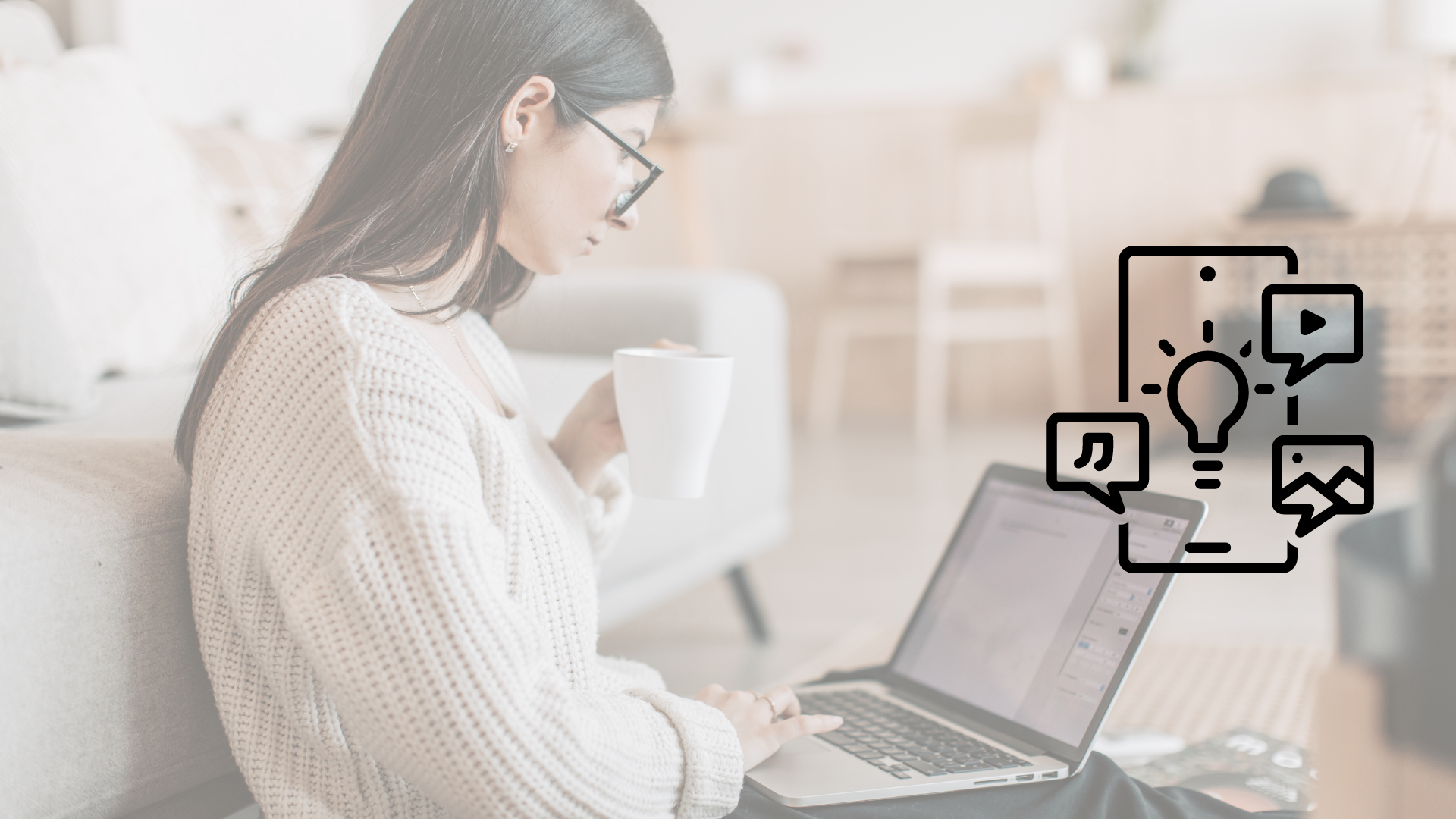 Mujer caucasica usando laptop y tomando cafe en su hogar