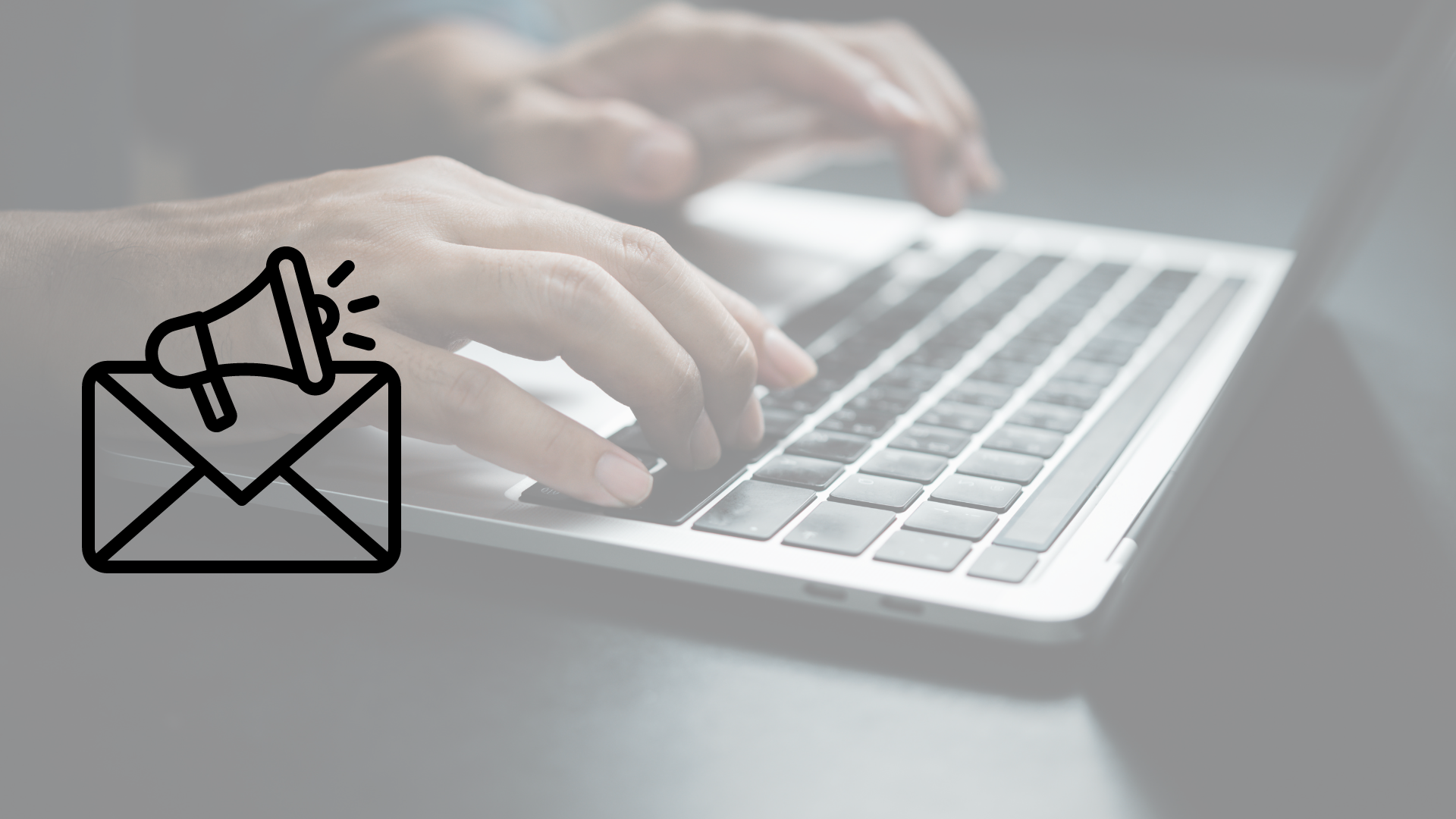 Close up a manos de hombre utilizando laptop