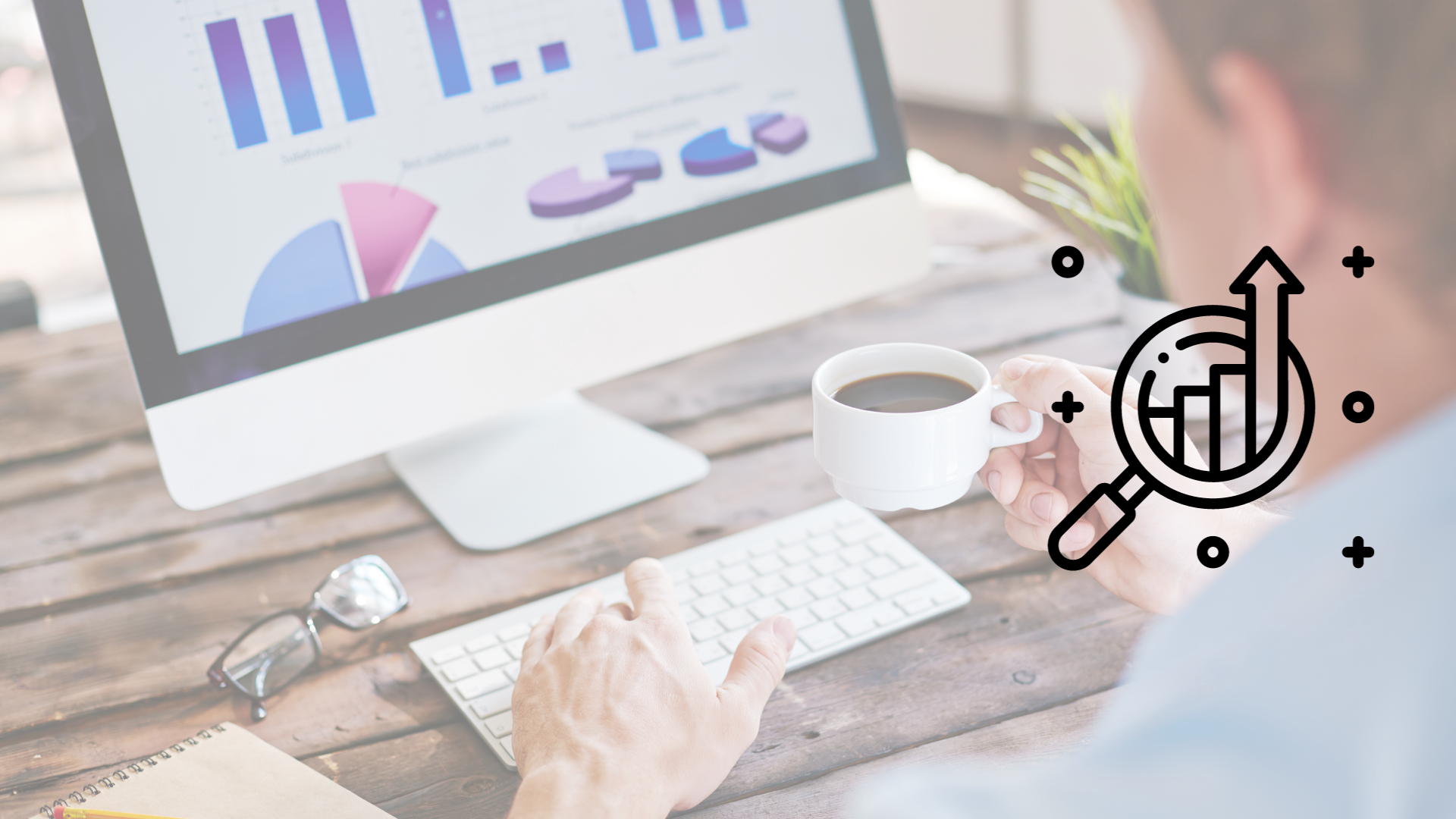 Hombre utilizando computadora tomando café trabjando en analisis de datos