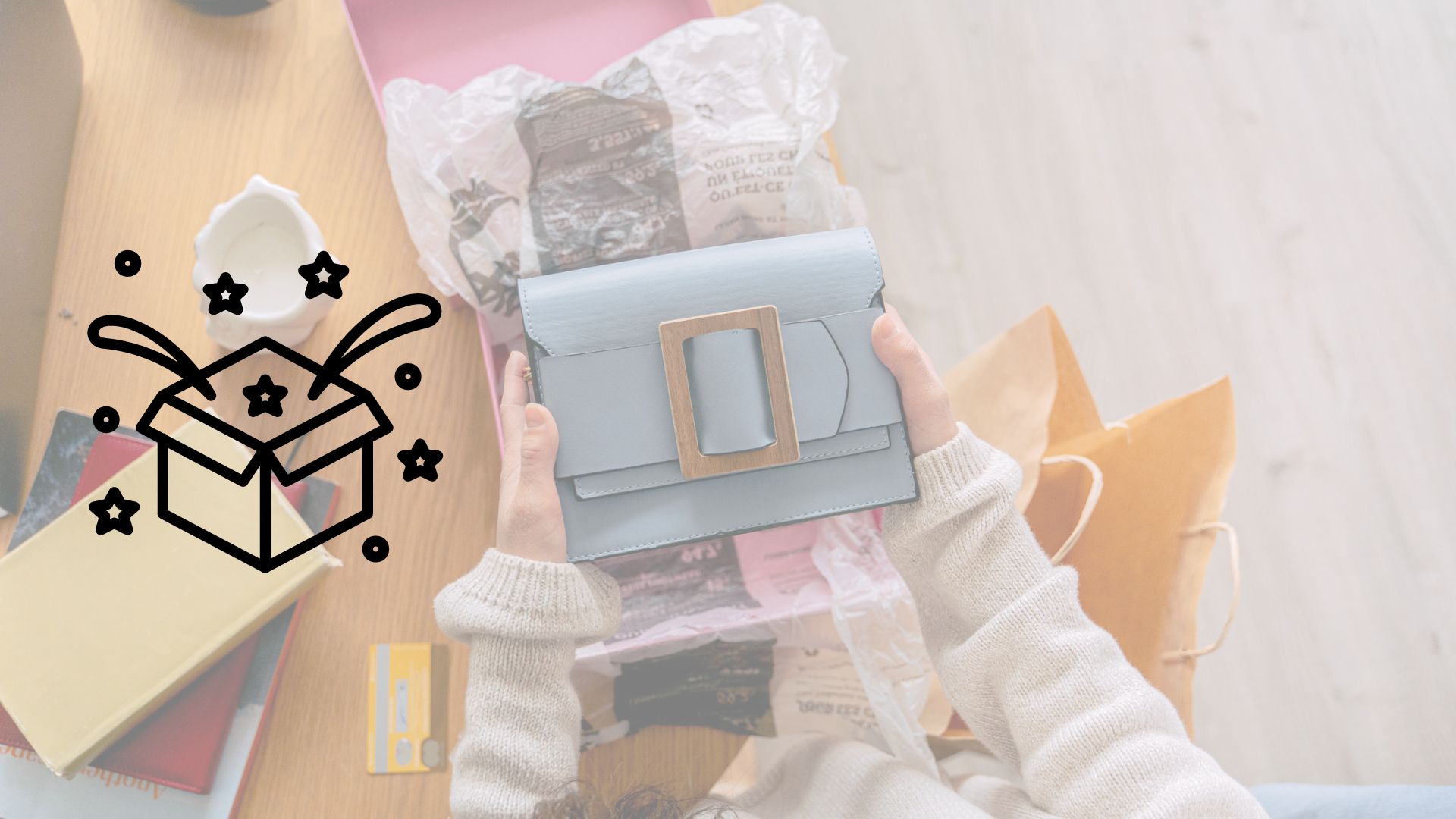 Mujer abriendo caja de producto de ropa