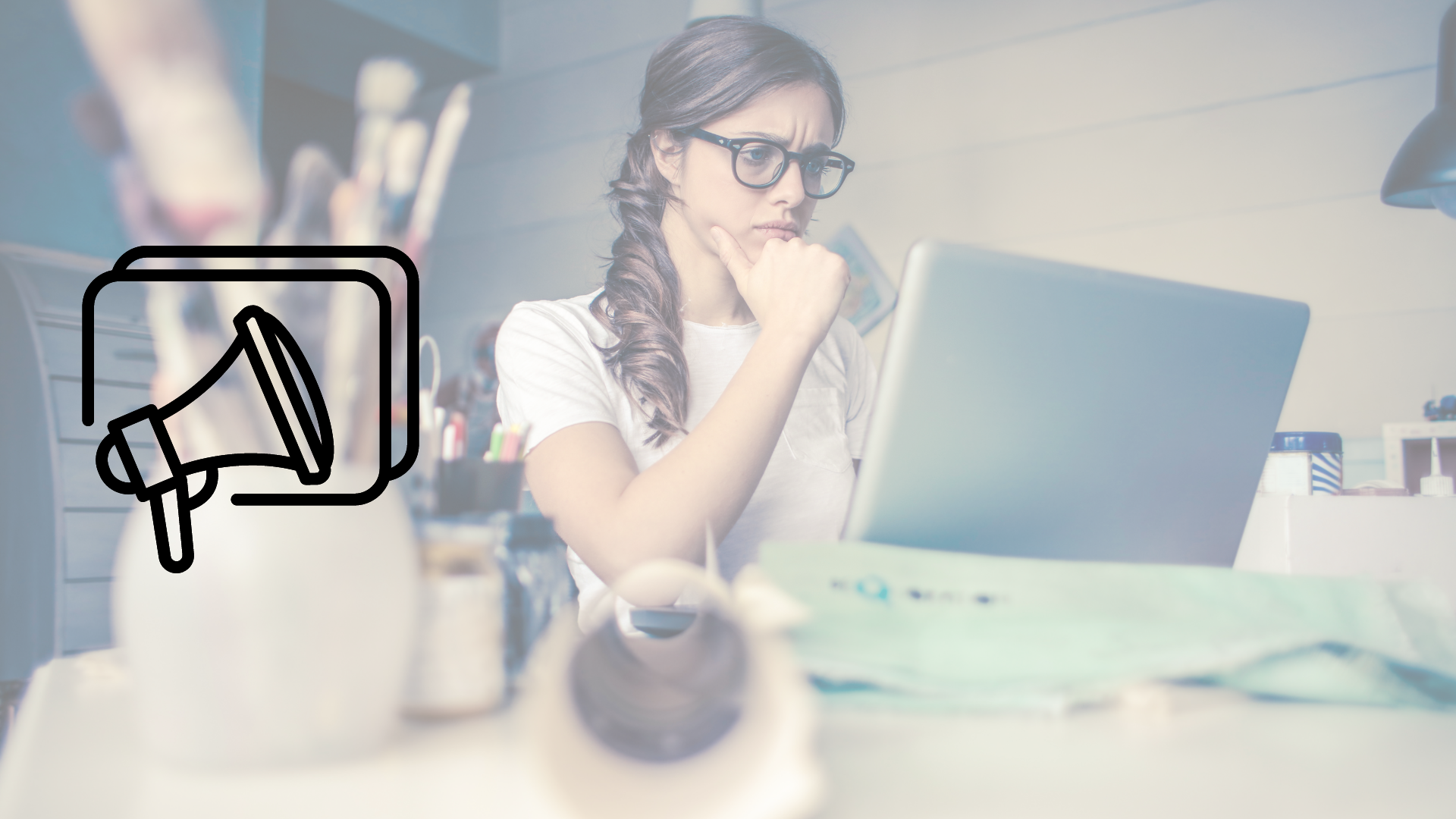 mujer-pensativa-frente-a-laptop