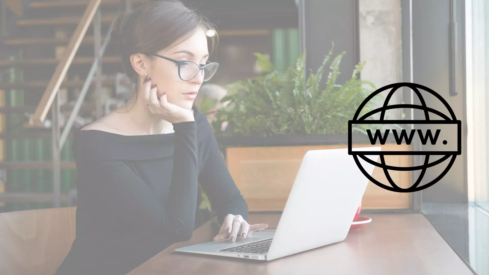 Mujer elegante frente a laptop en lobbyy